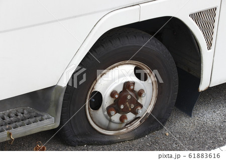 乗用車のパンク 61883616