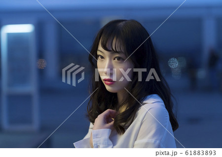 考える女性 考える女性 61883893