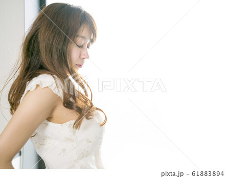 目を閉じる女性 目を閉じる女性 61883894