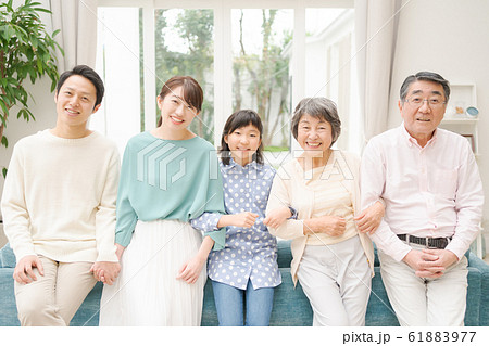 family　60代　孫　小学生 61883977