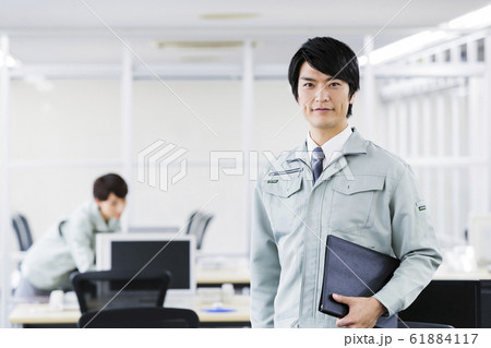設計　製造　建設　建設　エンジニア　オフィス　ビジネス 61884117