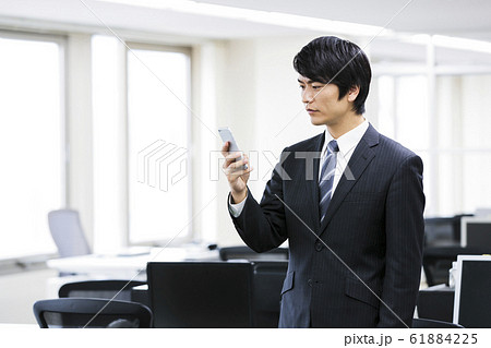 ビジネス オフィス ビジネスマン ビジネス オフィス ビジネスマン 61884225
