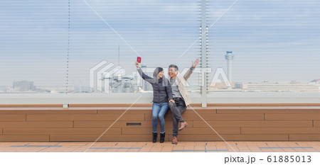 シニア夫婦 、旅行、空港　、夫婦　カップル　外旅行 ガイドブック 61885013