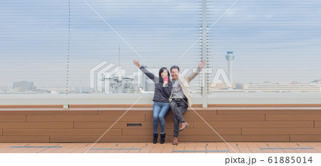 シニア夫婦 、旅行、空港　、夫婦　カップル　外旅行 ガイドブック 61885014
