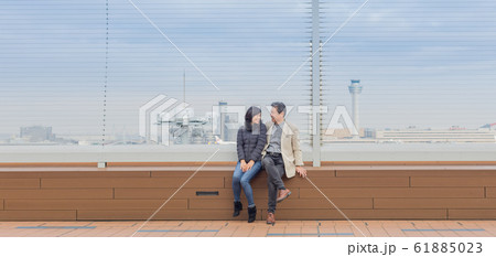 シニア夫婦 、旅行、空港 、夫婦 カップル 外旅行 ガイドブック シニア夫婦 、旅行、空港 、夫婦 カップル 外旅行 ガイドブック 61885023