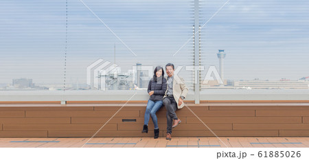 シニア夫婦 、旅行、空港　、夫婦　カップル　外旅行 ガイドブック 61885026