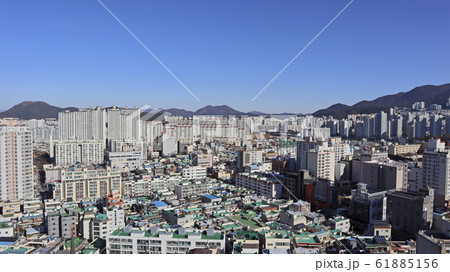 住宅街 取り囲む 高層 61885156