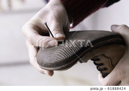 鉄釘が刺さった靴の裏 鉄釘が刺さった靴の裏 61888424