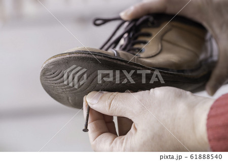鉄釘が刺さった靴の裏 61888540