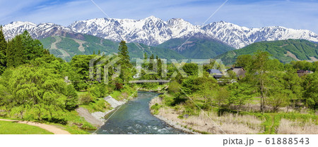 白馬三山と大出吊り橋、長野県北安曇郡白馬村にて 61888543