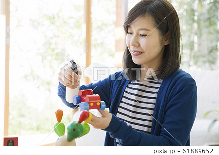 子供のおもちゃを除菌する母親 61889652