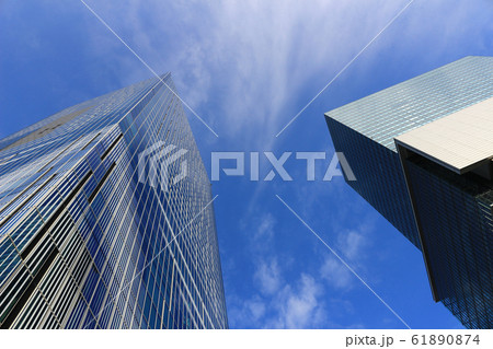 青空の下に建っているデザインの異なる二つの超高層ビルの風景 61890874