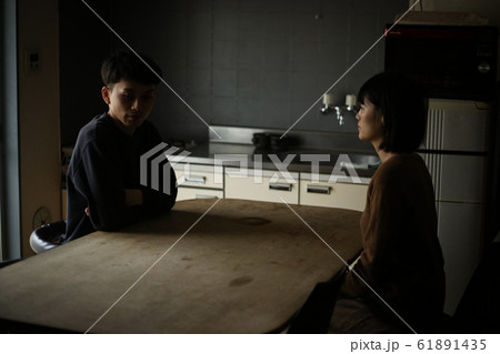話し合いをする夫婦 61891435