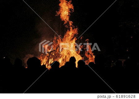 野沢温泉、雪の道祖神祭り、火祭りの攻防戦 61891628