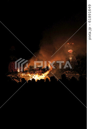 野沢温泉、雪の道祖神祭り、火祭りの攻防戦 61891649