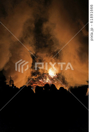 野沢温泉、雪の道祖神祭り、火祭りの攻防戦 野沢温泉、雪の道祖神祭り、火祭りの攻防戦 61891666