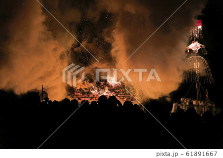 野沢温泉、雪の道祖神祭り、火祭りの攻防戦 61891667