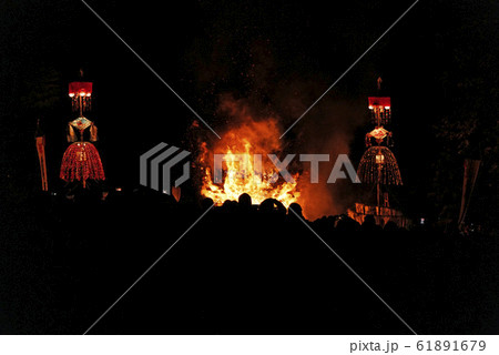 野沢温泉、雪の道祖神祭り、火祭りの攻防戦 野沢温泉、雪の道祖神祭り、火祭りの攻防戦 61891679