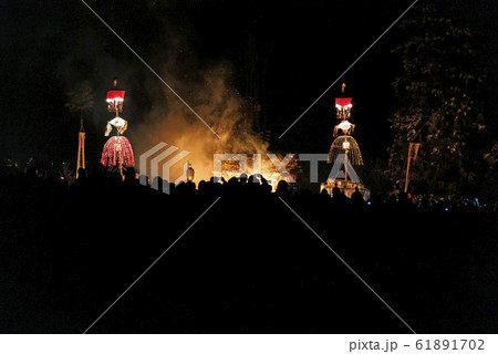 野沢温泉 雪の道祖神祭り 火祭りの攻防戦の写真素材