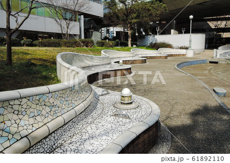 グエル公園に似たタイル張りベンチのある西梅田公園 グエル公園に似たタイル張りベンチのある西梅田公園 61892110