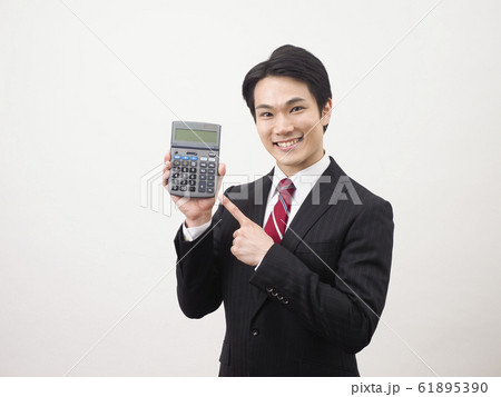 電卓を持つビジネスマン 電卓を持つビジネスマン 61895390
