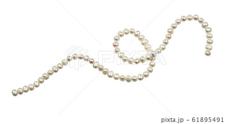 String of freshwater pearls 61895491