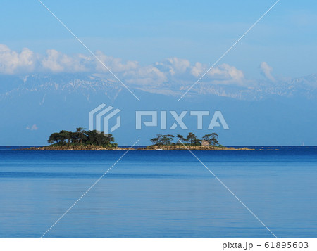 春霞の立山連峰と虻ガ島 春霞の立山連峰と虻ガ島 61895603