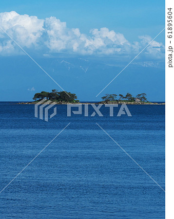 春霞の立山連峰と虻ガ島 61895604