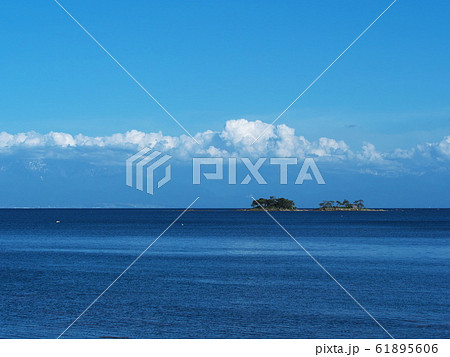 春霞の立山連峰と虻ガ島 61895606