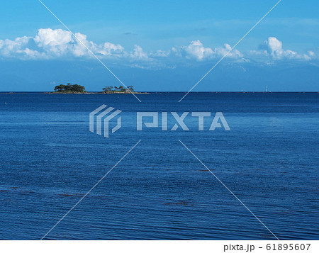 春霞の立山連峰と虻ガ島 春霞の立山連峰と虻ガ島 61895607