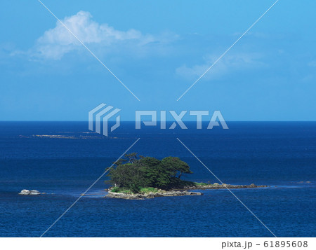 氷見市姿の東の沖合いに浮かぶ虻ガ島 氷見市姿の東の沖合いに浮かぶ虻ガ島 61895608