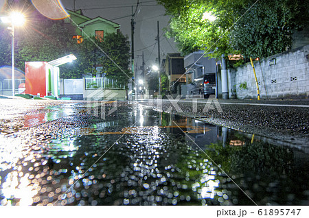 雨の夜の市街地 雨の夜の市街地 61895747
