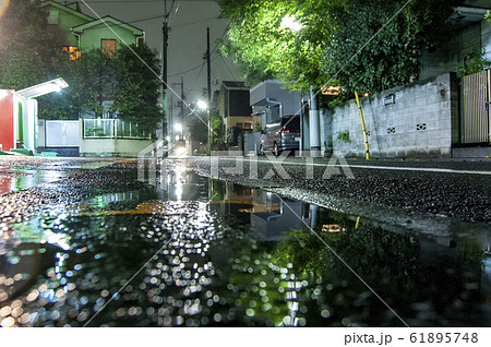 雨の夜の市街地 雨の夜の市街地 61895748