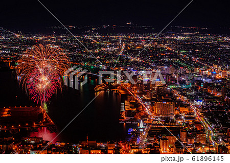 函館山からの夜景と花火（12月）の写真素材 [61896145] - PIXTA