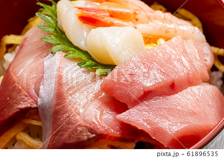 海鮮ちらし寿司のアップ。 61896535