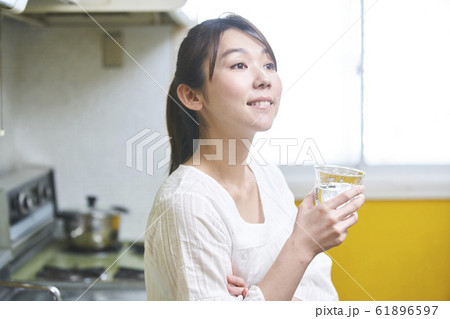 キッチンに立つ若い女性のポートレート キッチンに立つ若い女性のポートレート 61896597