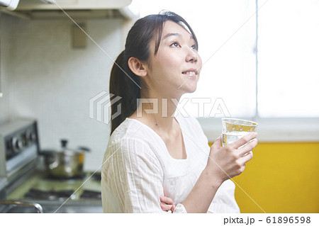 キッチンに立つ若い女性のポートレート キッチンに立つ若い女性のポートレート 61896598