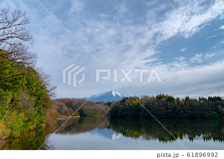 鳥取県　米子市　岡成池からみた伯耆大山（2019年12月29日） 61896992
