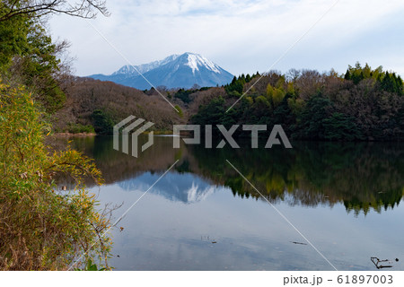 鳥取県 米子市 岡成池からみた伯耆大山(2019年12月29日) 鳥取県 米子市 岡成池からみた伯耆大山(2019年12月29日) 61897003