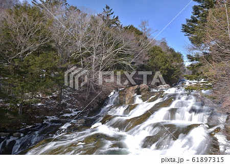 年始の快晴、奥日光で雪残る竜頭の滝、中流域をカメラに収める 年始の快晴、奥日光で雪残る竜頭の滝、中流域をカメラに収める 61897315