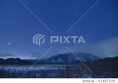 年始の奥日光戦場ヶ原、月夜の湿原に沈む白鳥座を眺める 61897316