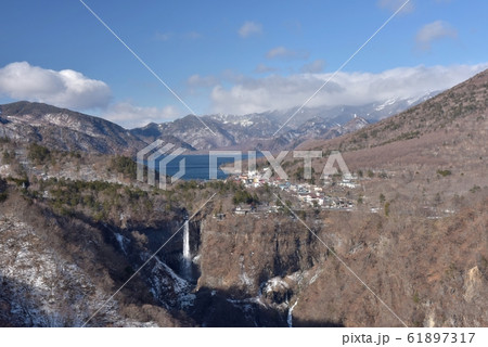 快晴、年始の奥日光華厳の滝と中禅寺湖を明智平から臨む 61897317
