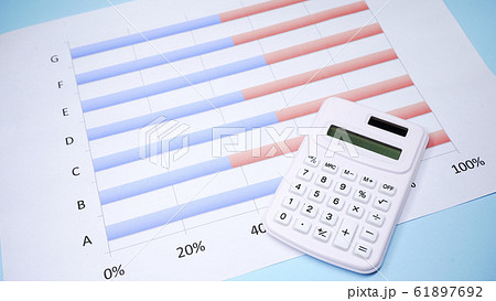 グラフ　ビジネス書類　イメージ 61897692