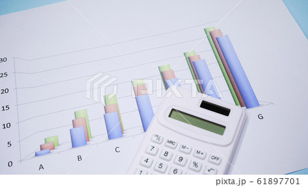 グラフ　ビジネス書類　イメージ 61897701