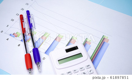 グラフ　ビジネス書類　イメージ 61897851