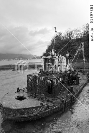 鼠島の廃船 モノクロ 【長崎市】 鼠島の廃船 モノクロ 【長崎市】 61897861