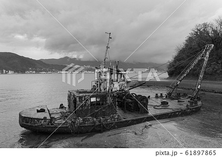 鼠島の廃船　モノクロ　【長崎市】 61897865