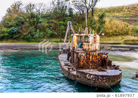 鼠島の廃船　カラー　【長崎市】 61897937
