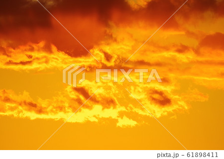 夕日でオレンジ色に染まる雲 夕日でオレンジ色に染まる雲 61898411
