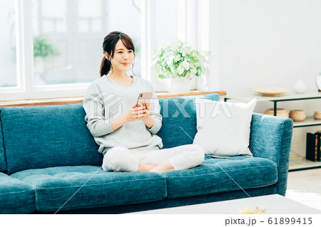 若い女性(スマホ) 若い女性(スマホ) 61899415